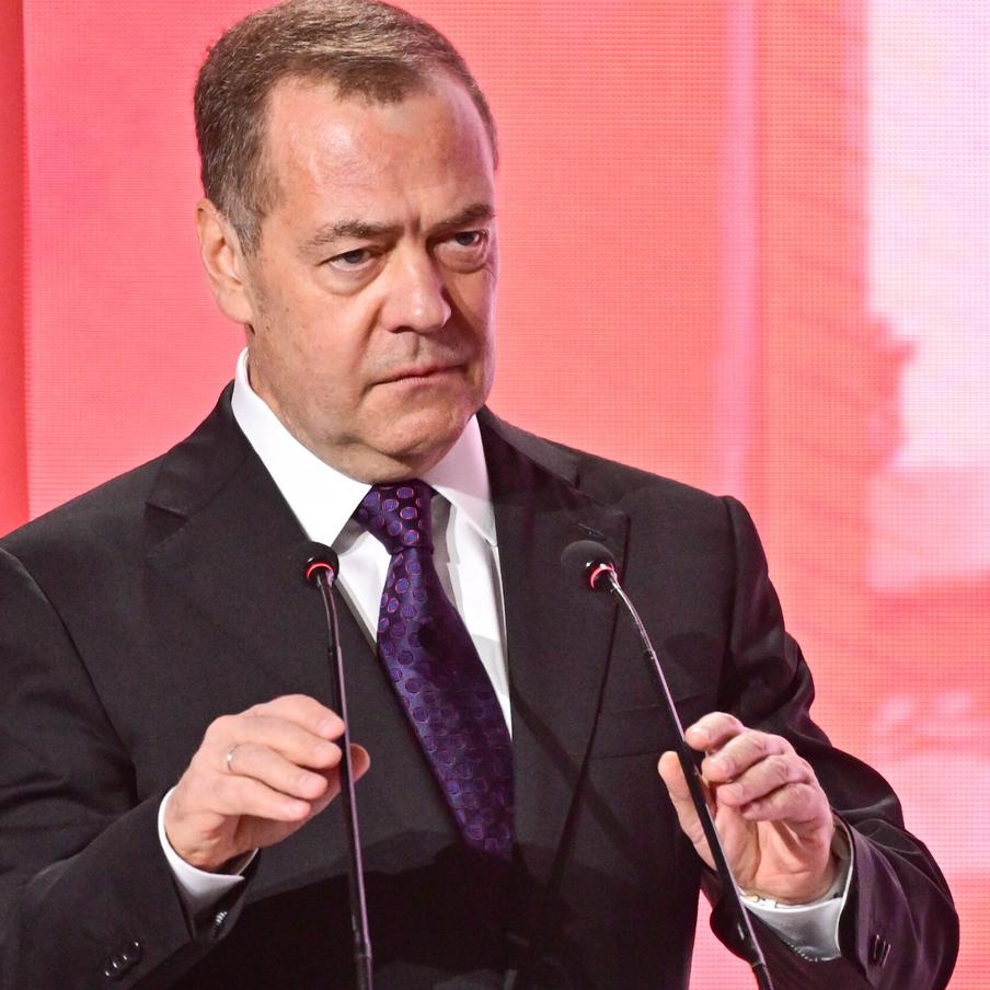 Медведев: "евродегенераты" не хотят нормализации отношений с Россией. Заместитель председателя Совета безопасности России выделил три важнейших события в мире за прошедшую неделю. В частности, Медведев вспомнил случай, когда несколько министров иностранных дел отказались от участия в совместном фото с главой нашего МИД Сергеем Лавровым в США